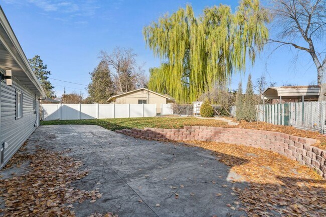 Foto del edificio - Home for rent with large backyard! 2306 Plum St