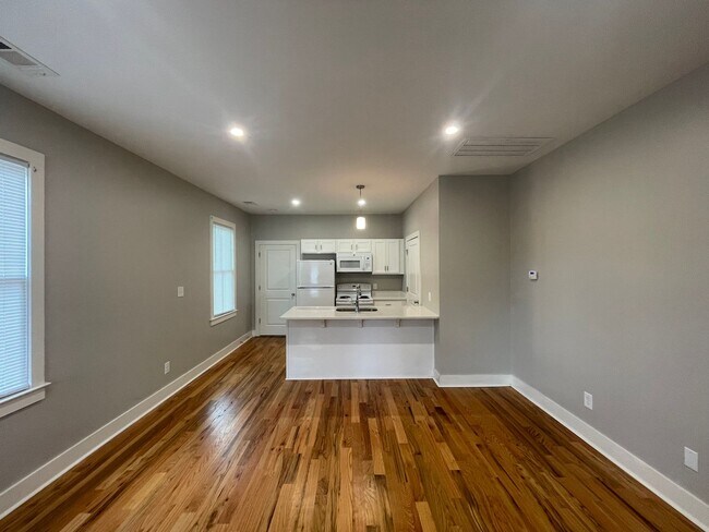 Building Photo - Charming One Bedroom Unit - Section 8 Only!