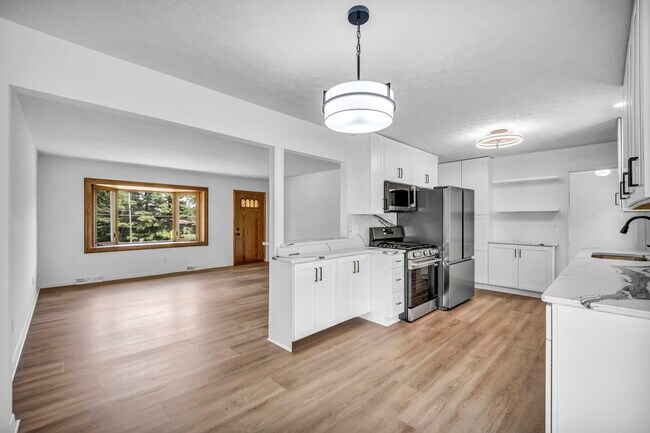 Building Photo - 248 Gladys Dr