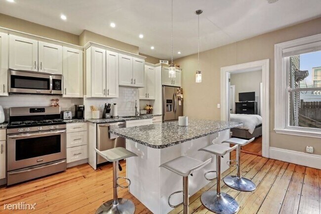 Building Photo - 1 br, 1 bath Condo - 411 Main St. 1 Unit 1