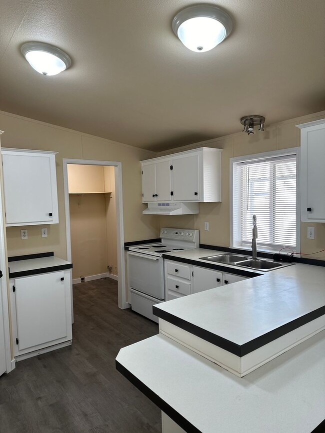 Building Photo - 3 Bedroom 2 Bath Home Available Now