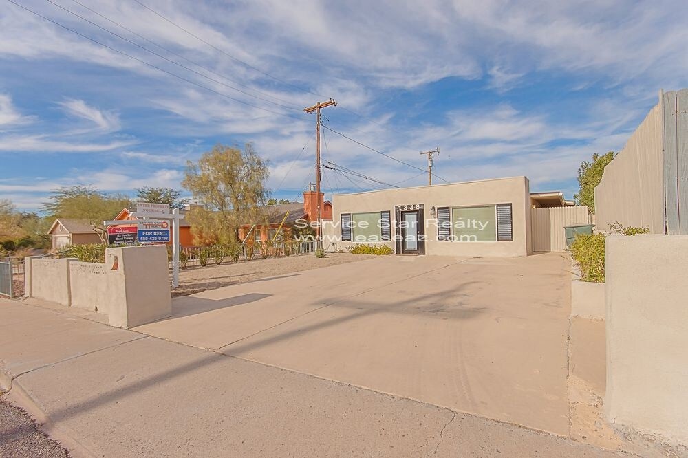Primary Photo - 1338 E Dunlap Ave