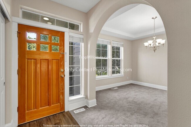 Foto del edificio - Beautifully Updated Home in Desirable Clackamas! + Solar