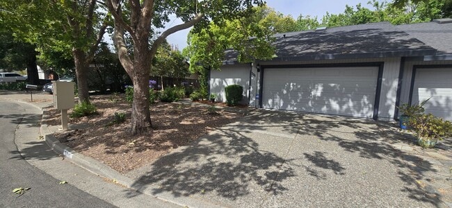 Building Photo - Quiet Cul-De-Sac Living Near Park