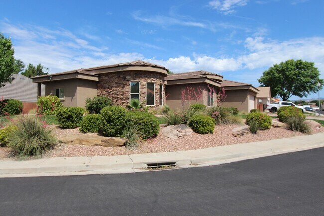 Building Photo - Spacious 3-Bed, 2-Bath Home with Open Floo...