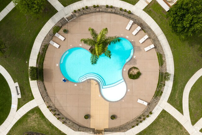 Vista aérea de la piscina - The Heights