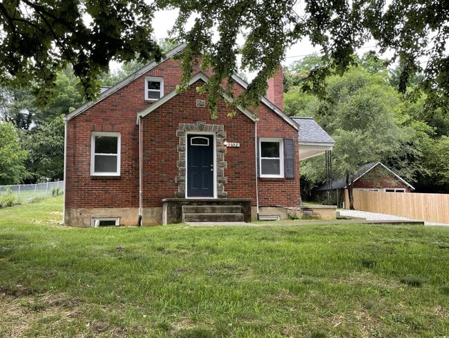 Building Photo - 3652 Roundhill Ave NW