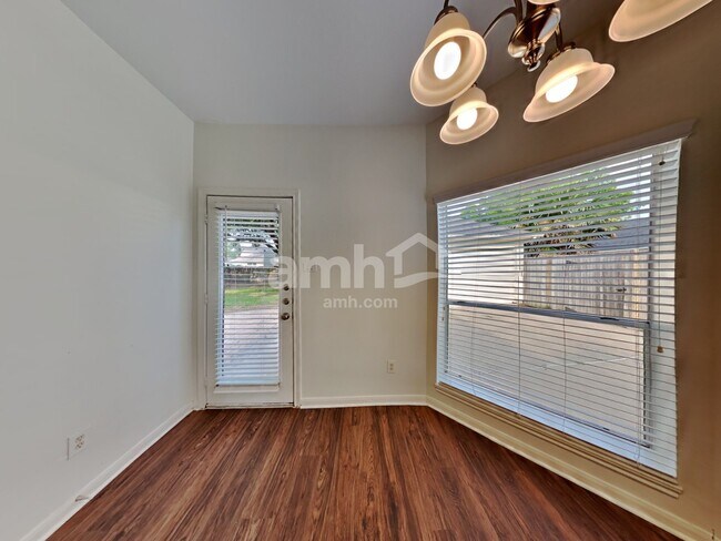 Foto del edificio - 2036 Pembroke Bay Dr