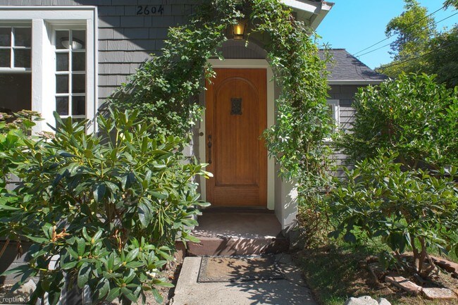 Foto del edificio - 2604 Mayfair Ave N