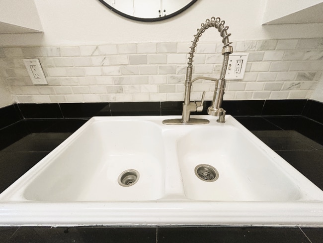 Foto del edificio - 1040 W MacArthur Blvd