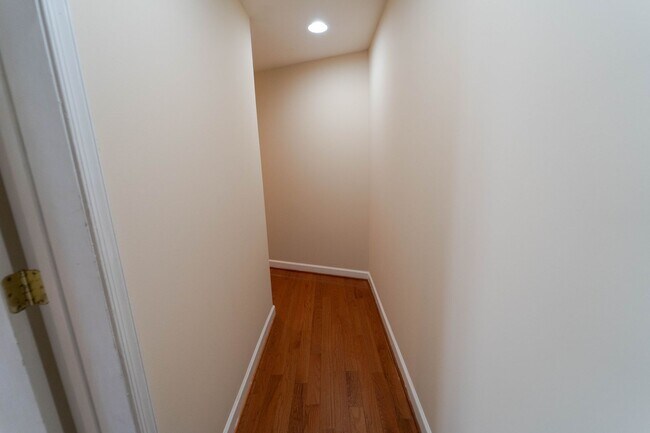 Foto del edificio - Spacious 1 BD 2 BA Apartment in the Histor...