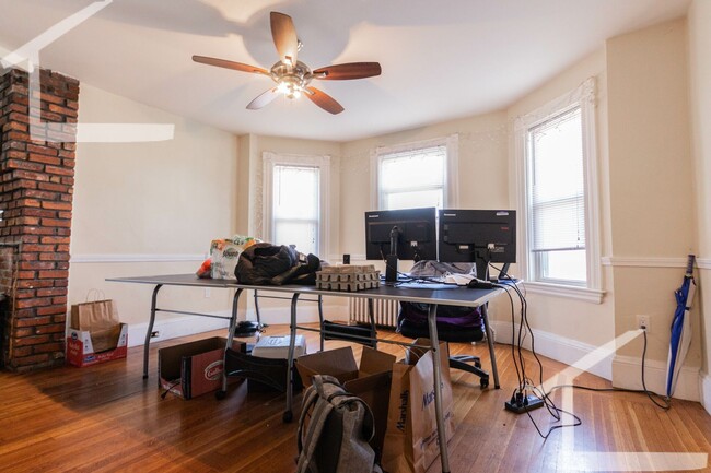 Building Photo - 9/1 Huge 4BR/2BA near Brighton Center, Bos...