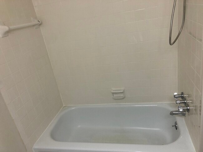 CERAMIC TILE SURROUND TUB - 30233 Utica Rd