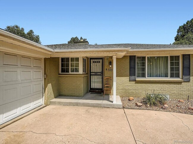 Foto del edificio - Impeccable brick ranch home for rent