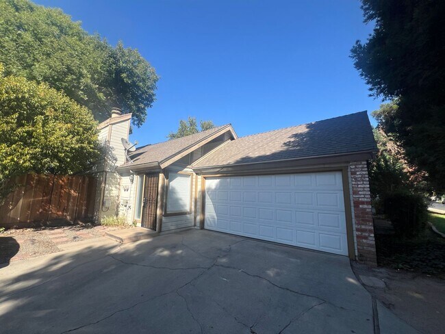 Building Photo - Floyd Ave - Duplex