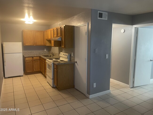 Building Photo - 602 E Townley Ave