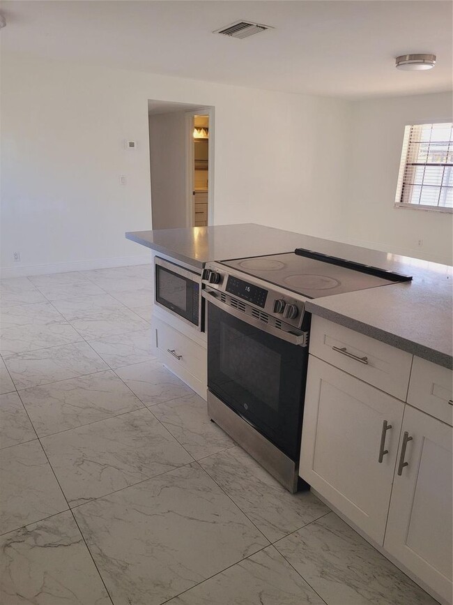 Foto del edificio - 770 NE 38th St