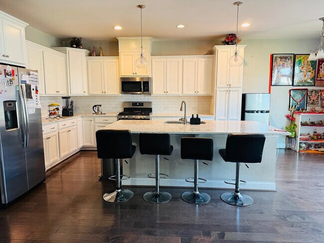 Foto del edificio - Room in Townhome on Dalton Ridge Pl