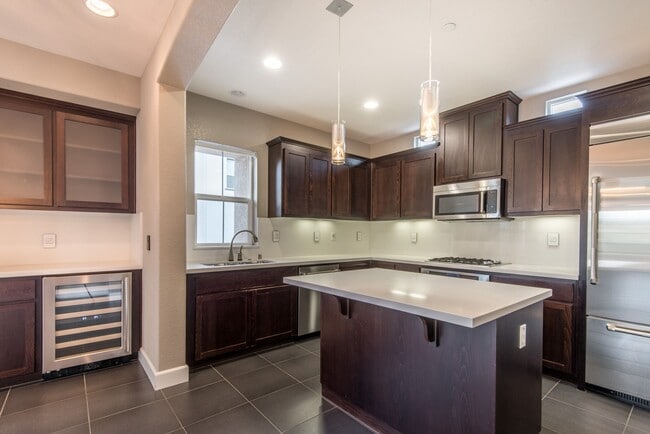 Building Photo - 465 Magritte Way