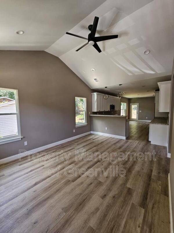 Building Photo - 305 Appian Dr