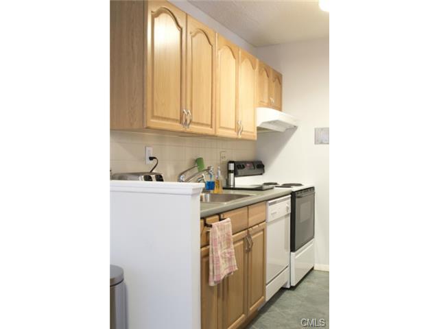 Kitchen - 44 Strawberry Hill Ave
