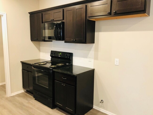 Foto del edificio - 3 BED 2 BATH 2 car garage DUPLEX great location, granite, luxury vinyl plank and fenced back yards!