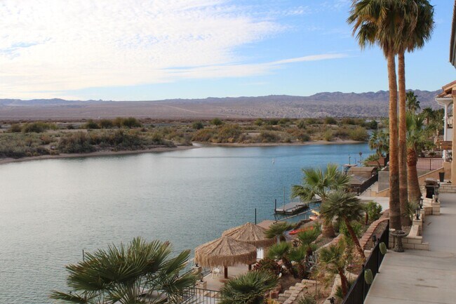 Foto del edificio - Riverfront 4 Bedroom Vacation Home Includes utiliities