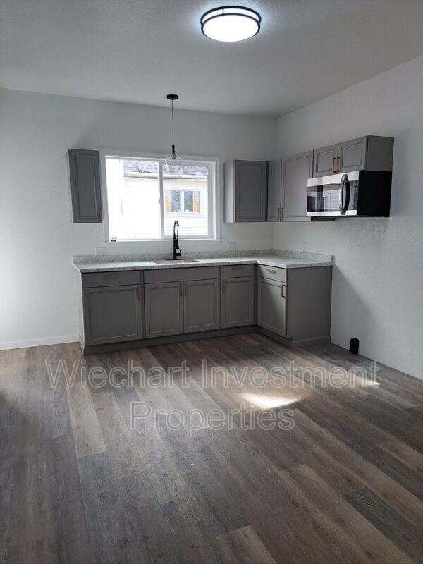 Building Photo - 358 Cherry St