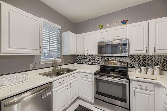 Foto del edificio - Beautiful 2-bedroom Condo in highly desirable Falling Water community in Littleton! Pool-Fitnes C...