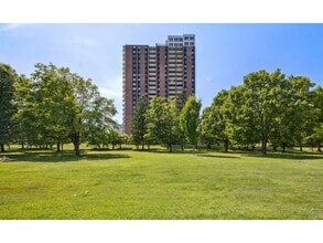Building Photo - 285 Rue Laurier