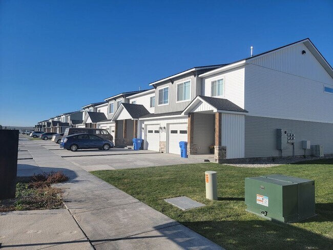 Building Photo - CHECK OUT THIS DARLING 3 BED + Additional office space, 2.5 BATH TOWNHOME IN SUGAR CITY--INTERNET...