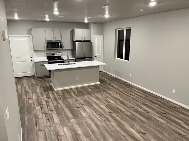 Foto del edificio - 9246 Henson Pl
