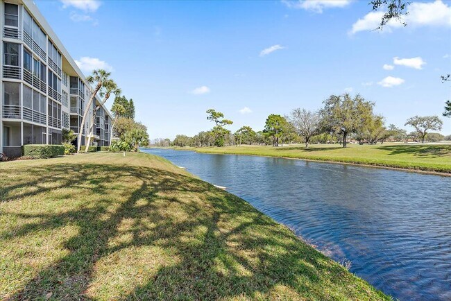 Building Photo - 7461 W Country Club Dr N