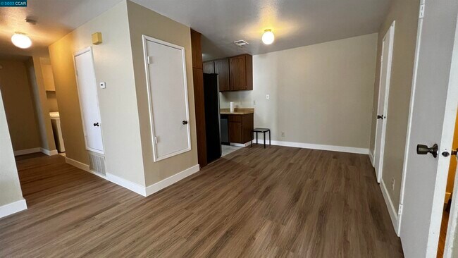 Building Photo - 5015 Valley Crest Dr