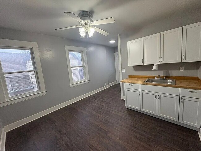 Foto del edificio - 2117 Halstead Ave
