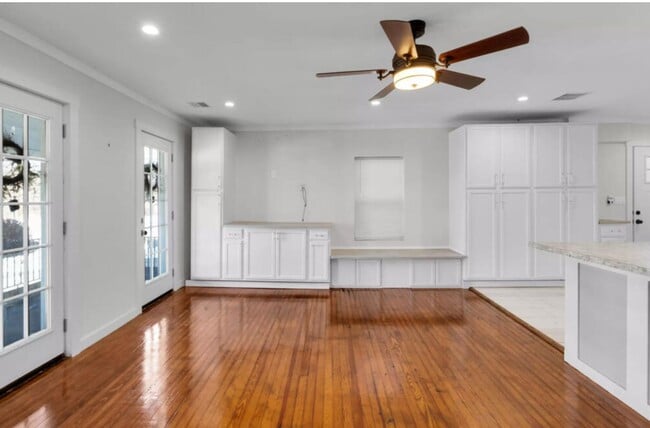 Building Photo - 3 Bedroom Newly Renovated  Apartment with ...