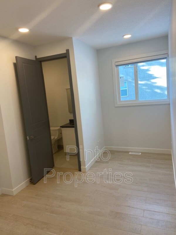 Photo du bâtiment - 10749-10786 86 Ave NW