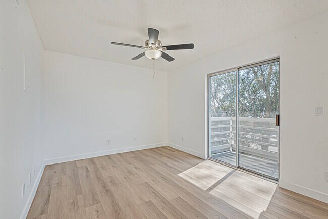 Foto del edificio - Stunning One Bedroom LOFT with Vaulted Cei...