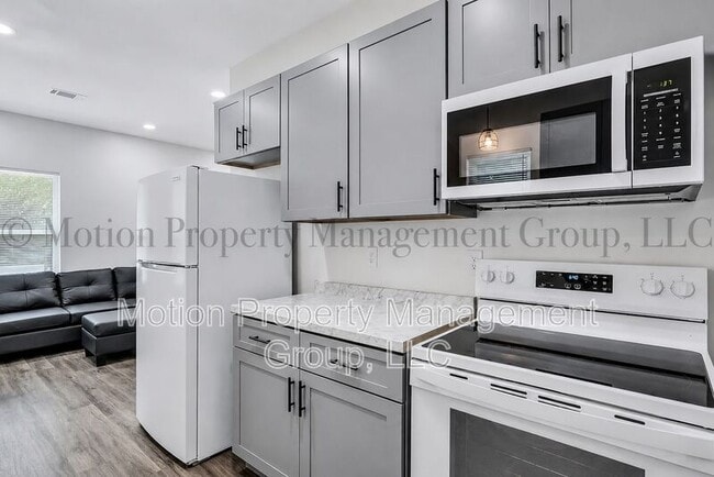 Building Photo - 702 Carmen Ave