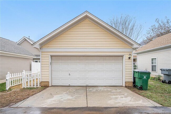 2 car garage - 11323 Deer Ridge Ln House