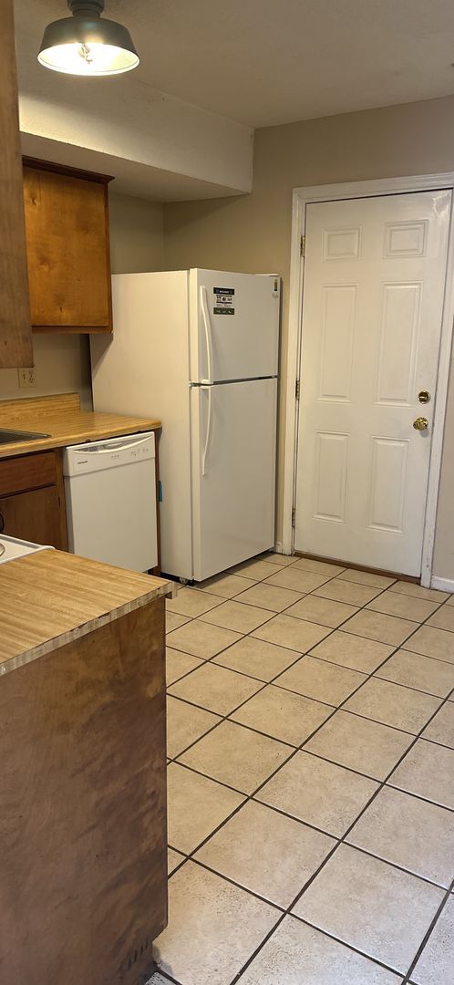 Building Photo - 2 Bedroom 1.5 bath townhouse