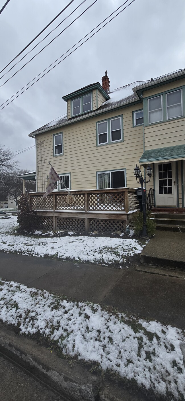 Building Photo - 161 Thayer St