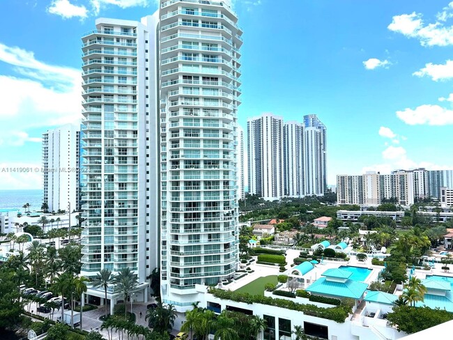 Foto del edificio - 250 Sunny Isles Blvd