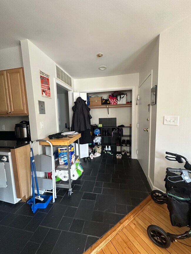 Building Photo - 110 Riverway
