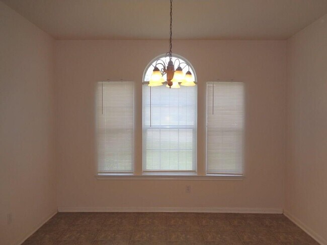 Building Photo - 205 Maple Ln