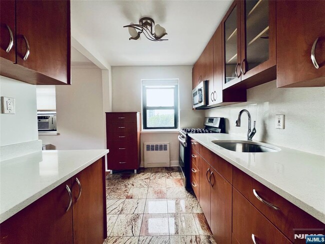 Building Photo - 2333 Hudson Terrace