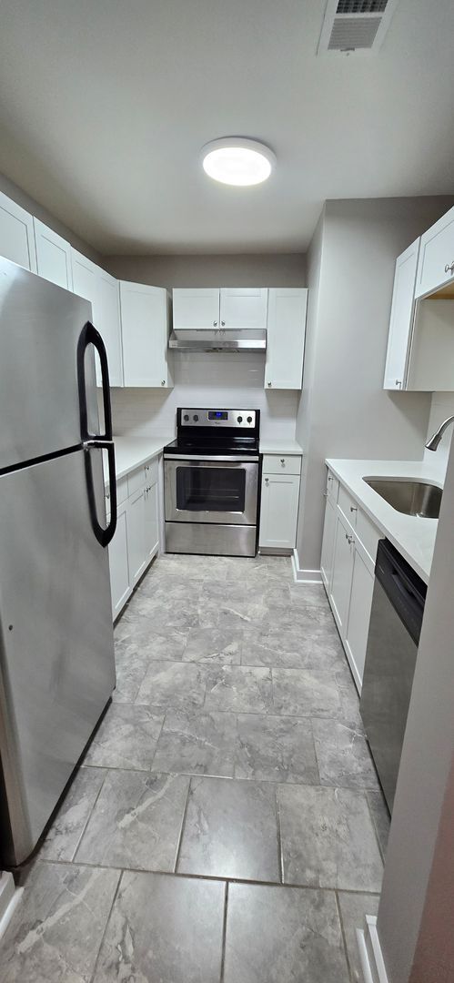 Building Photo - 3 bed 2 bath Condo for rent