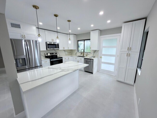 Building Photo - 46 Tara Lakes Dr E