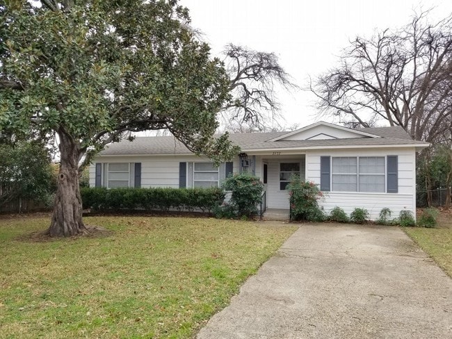 Building Photo - 2572 Avene Dr