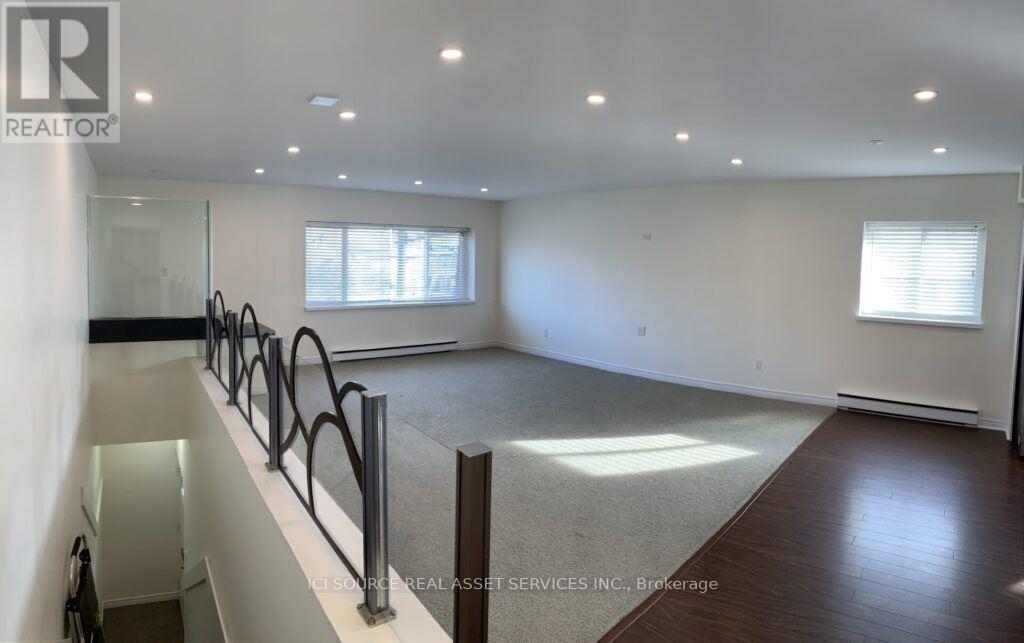 Photo principale - 206 Queen St S